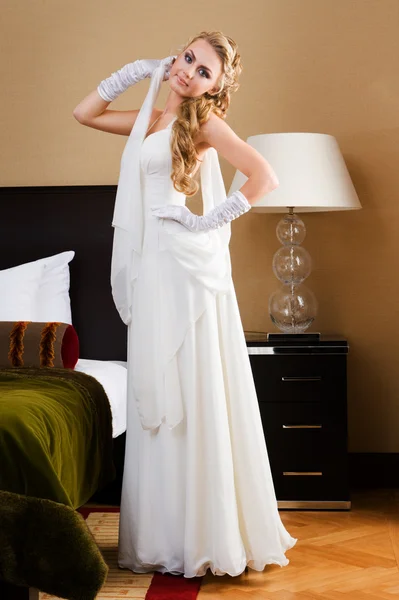 美丽的新娘在卧室里，豪华室内 — 图库照片