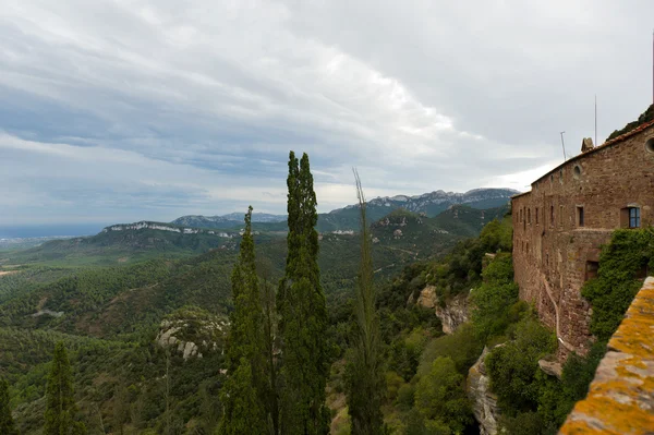 Antigo mosteiro em Espanha. Vista da montanha — Fotografia de Stock