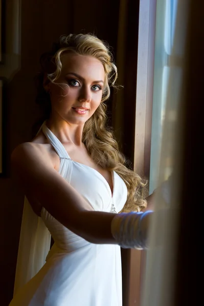 美しい花嫁の窓に立っています。 — ストック写真
