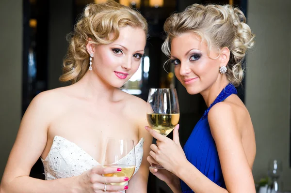 Braut und ihre Brautjungfer in einem Restaurant — Stockfoto
