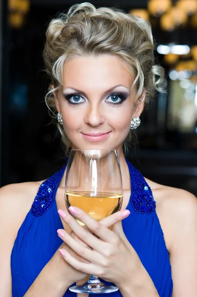 와인을 들고 있는 아름다운 여인 — 스톡 사진