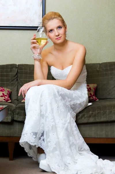 Die Braut mit einem Glas Wein — Stockfoto
