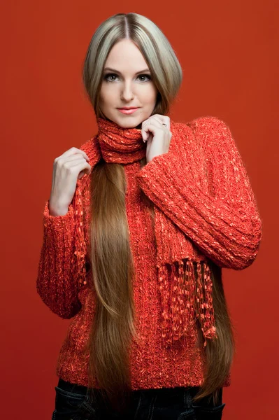 Mooie vrouw in het rood met zeer lange haren. — Stockfoto