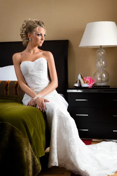Mooie bruid in de slaapkamer met luxe interieur — Stockfoto
