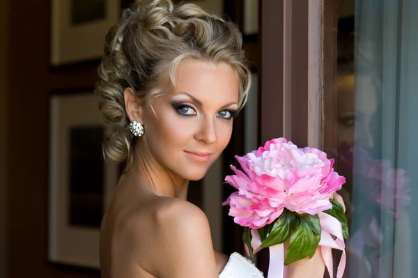 Hermosa novia con ramo de flores . —  Fotos de Stock