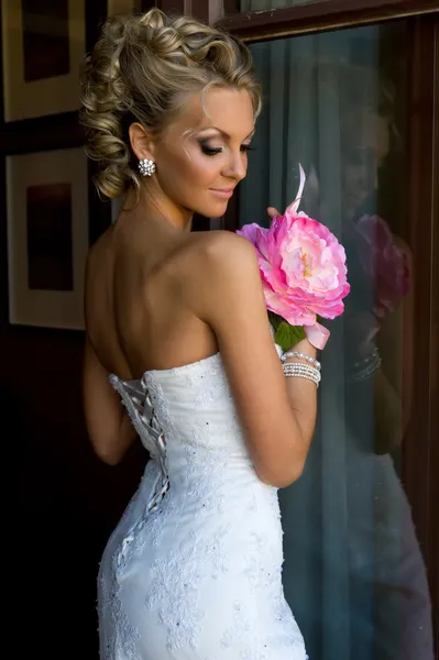 Schöne Braut mit Blumenstrauß. — Stockfoto