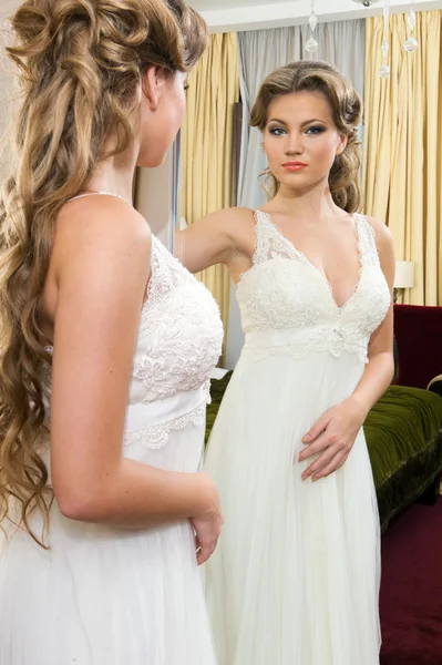 美丽的新娘在镜子 — 图库照片