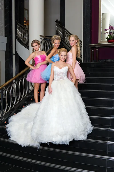 A menyasszony a lány koszorúslányok, a lépcsőn — Stock Fotó