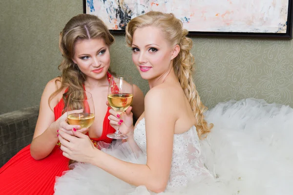 Невеста и ее подружка невесты с бокалом вина — стоковое фото