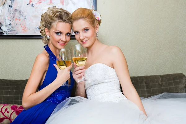 La mariée et sa demoiselle d'honneur avec un verre de vin — Photo