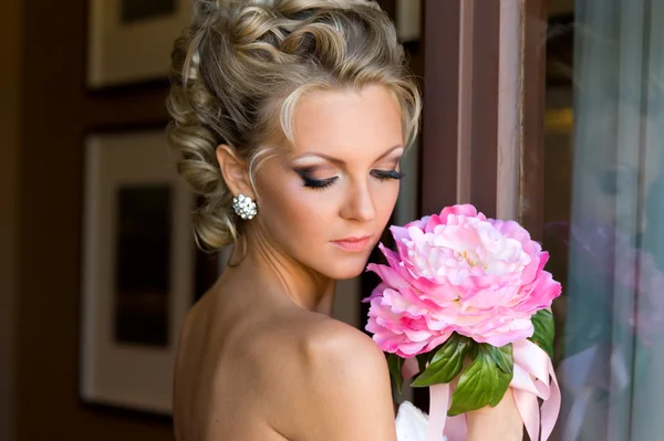 Beautiful bride with bunch of flowers. — Stock Photo, Image