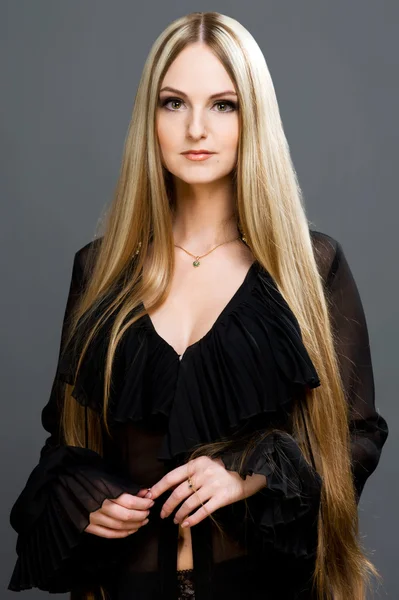 Belle femme blonde aux cheveux très longs . — Photo
