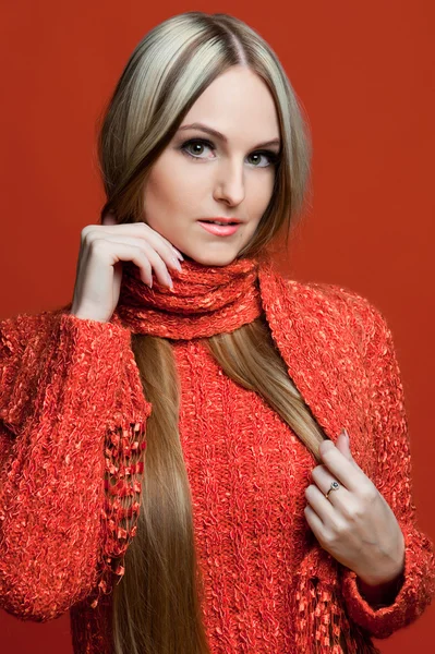 Hermosa mujer en rojo con el pelo muy largo . — Foto de Stock