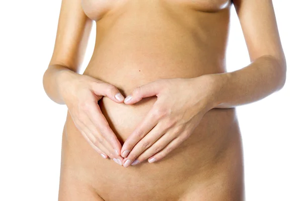 Nackte schwangere Frau umarmt ihren Bauch — Stockfoto