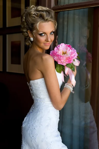 Schöne Braut mit Blumenstrauß. — Stockfoto