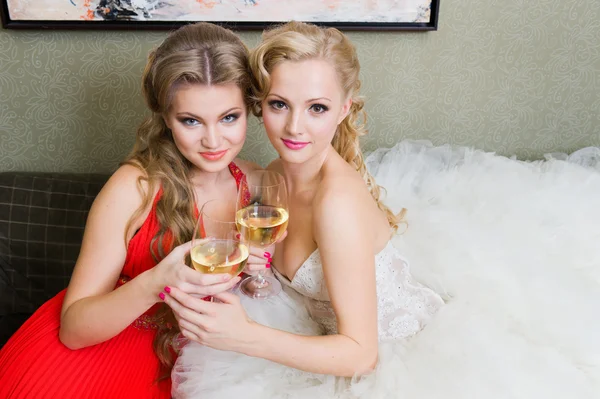 Невеста и ее подружка невесты с бокалом вина — стоковое фото