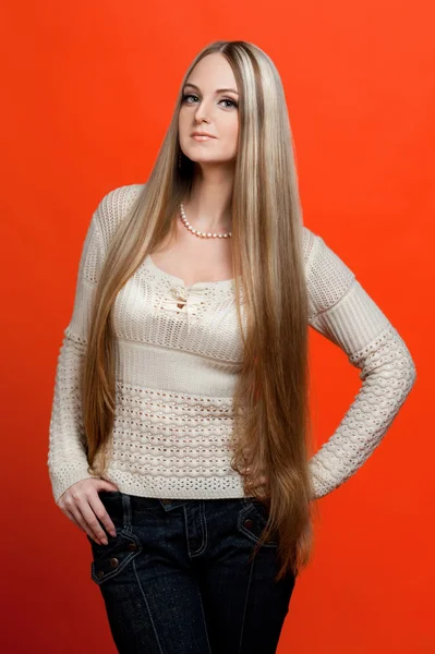 Όμορφη γυναίκα με πολύ μακριά μαλλιά. — Φωτογραφία Αρχείου