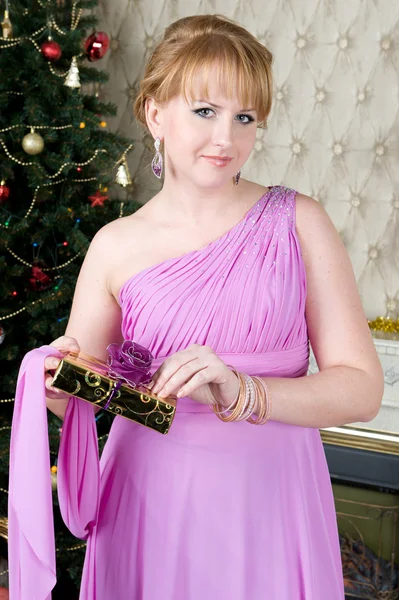 Hermosa mujer con caja de regalo en el árbol de Navidad . —  Fotos de Stock