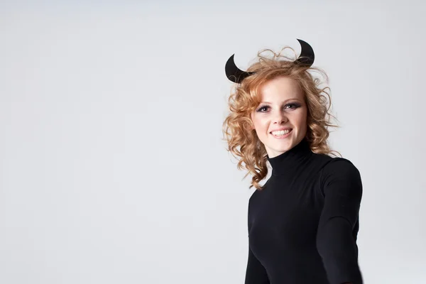 Den vackra unga flickan en djävul — Stockfoto