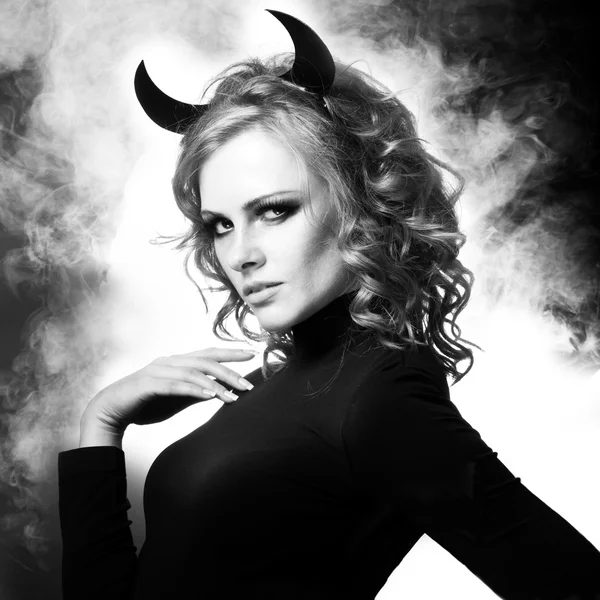 La hermosa joven un diablo — Foto de Stock