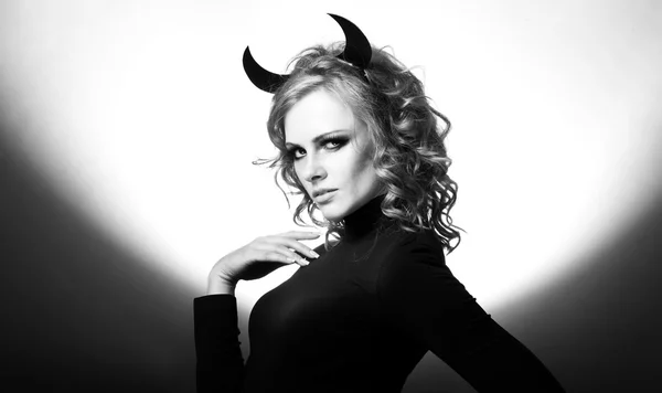 La bella ragazza un diavolo — Foto Stock