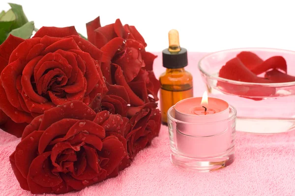 Óleo essencial e pétalas de rosas isoladas — Fotografia de Stock