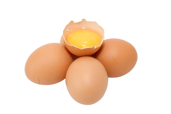 Ovos e um quebrado no meio isolado — Fotografia de Stock
