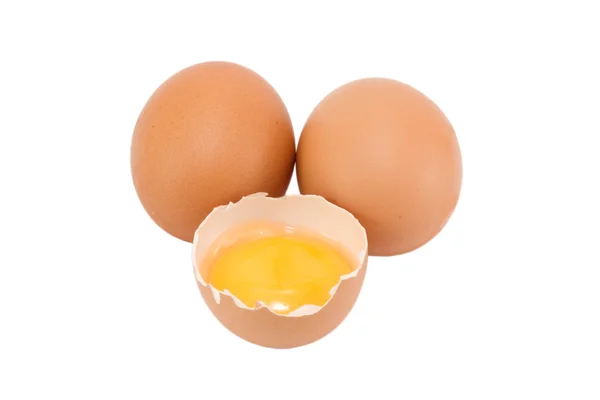 Αυγά και ένα σπάσει στη μέση απομονωθεί — Φωτογραφία Αρχείου