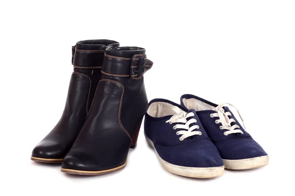Černé boty a tenisky, samostatný — Stock fotografie