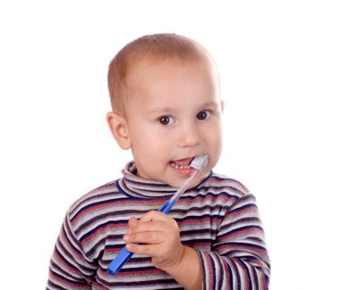 Çocuk banyo sonra dişlerini fırçalıyor