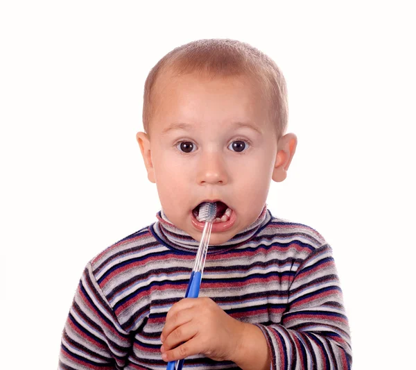 Мальчик чистит зубы после ванны — стоковое фото