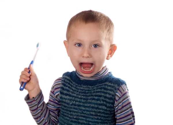 Pojke borsta hans tänder efter bad — Stockfoto