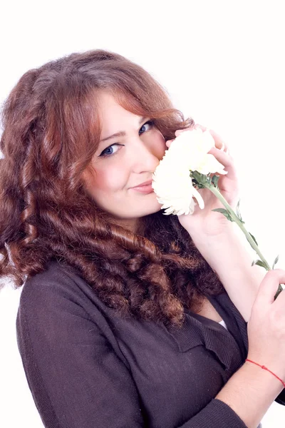 Jonge vrouw gezicht met grote glimlach en bloem — Stockfoto