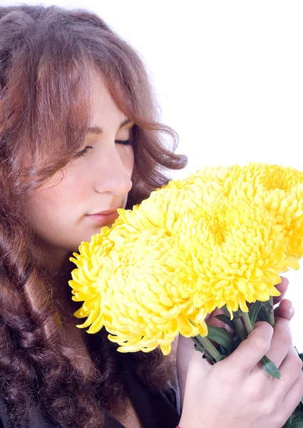 Belle femme avec des chrysanthèmes — Photo