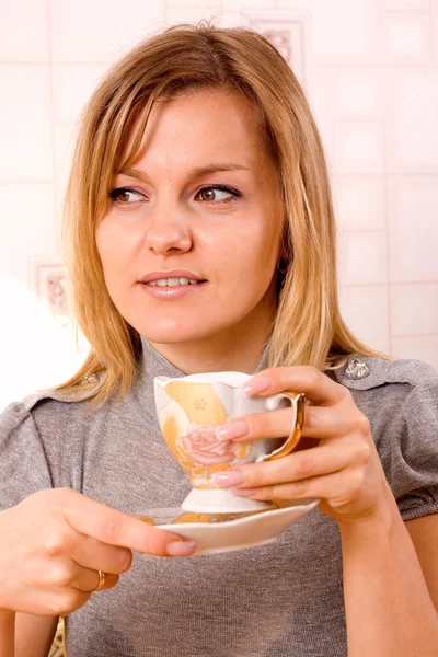 Woman drinking coffe — Stock Photo, Image