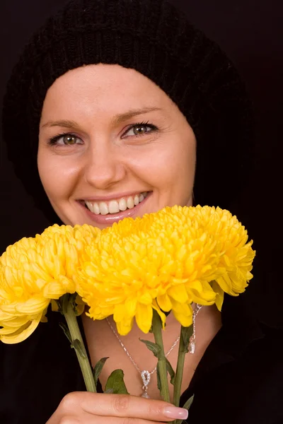 Junge Frau mit gelben Chrysanthemen — Stockfoto