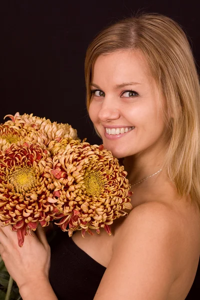 Mujer joven con crisantemos amarillos —  Fotos de Stock