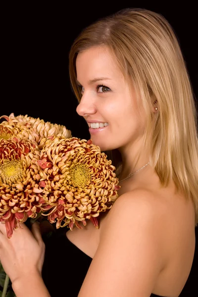 Image d'une jeune femme aux chrysanthèmes jaunes — Photo