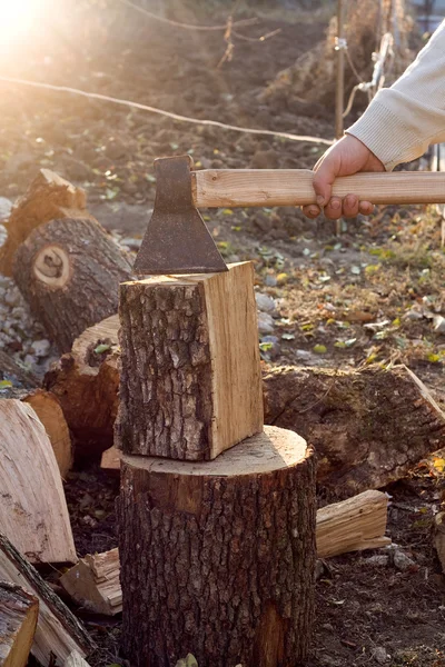 砍木头 — 图库照片