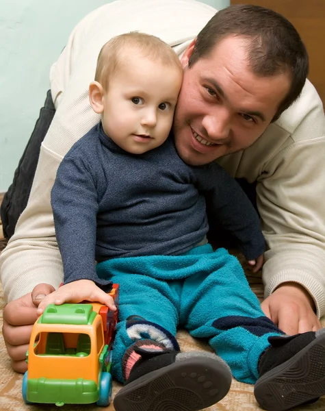 Папа играет со своим сыном — стоковое фото