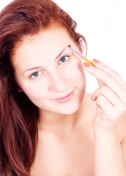 Toepassing van oogschaduw met behulp van oogschaduw borstel — Stockfoto