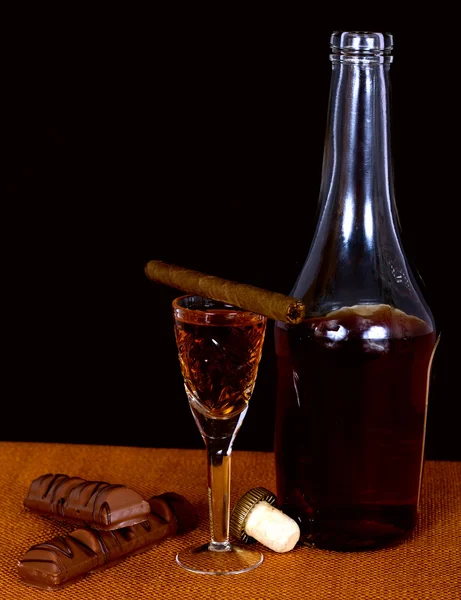 Botella de coñac y un vaso de cristal — Foto de Stock