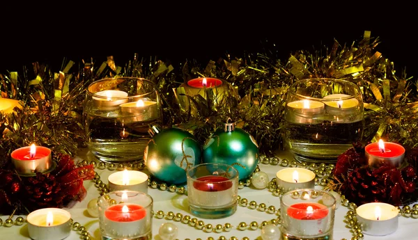 Festtagsstimmung. Kerzen, Weihnachtsspielzeug — Stockfoto
