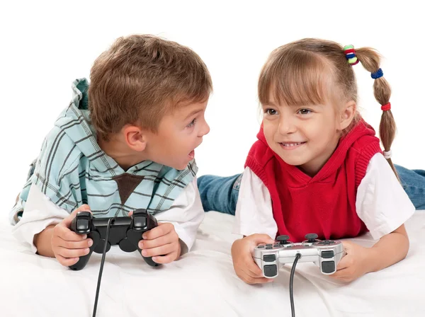 Boldog lány és egy fiú játék közben — Stock Fotó