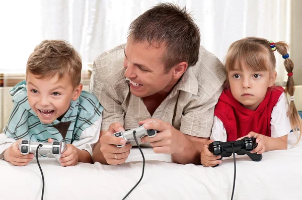 Família feliz jogando um jogo de vídeo — Fotografia de Stock