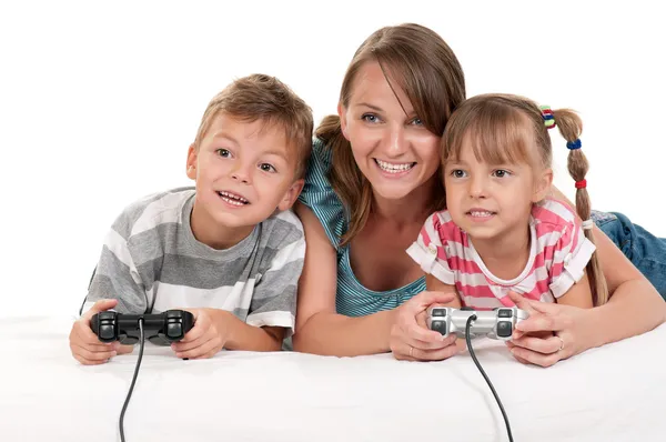 Famiglia felice giocare a un videogioco — Foto Stock