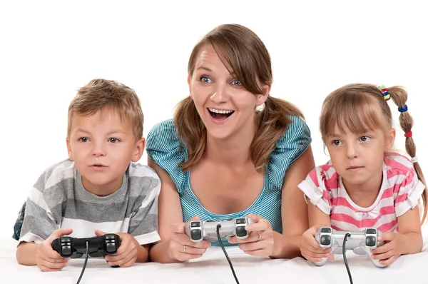 幸せな家族はビデオゲームをプレイ — ストック写真