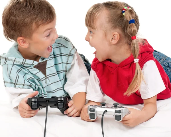 Menina feliz e menino jogando um jogo de vídeo — Fotografia de Stock