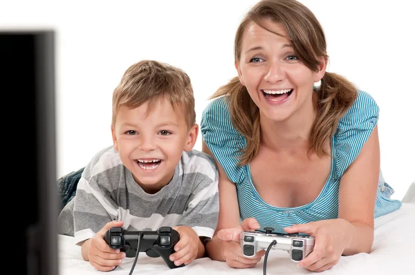 快乐的家庭玩电子游戏 — 图库照片