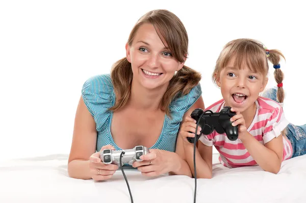 Ευτυχισμένη οικογένεια που παίζει βιντεοπαιχνίδι — Φωτογραφία Αρχείου